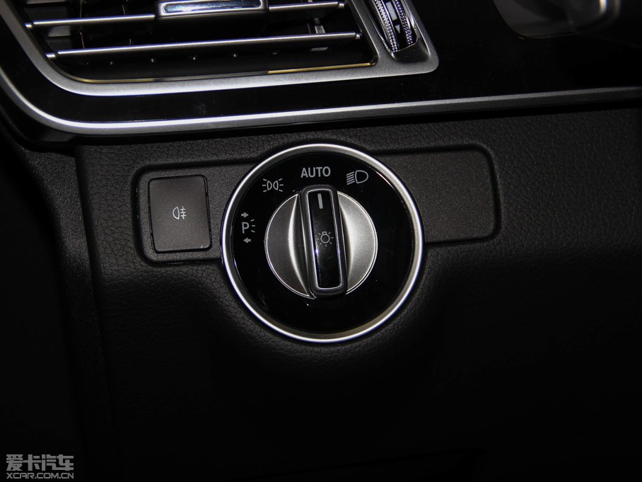 2015��YE�� E 400L 4MATIC �\�Ӻ��A��