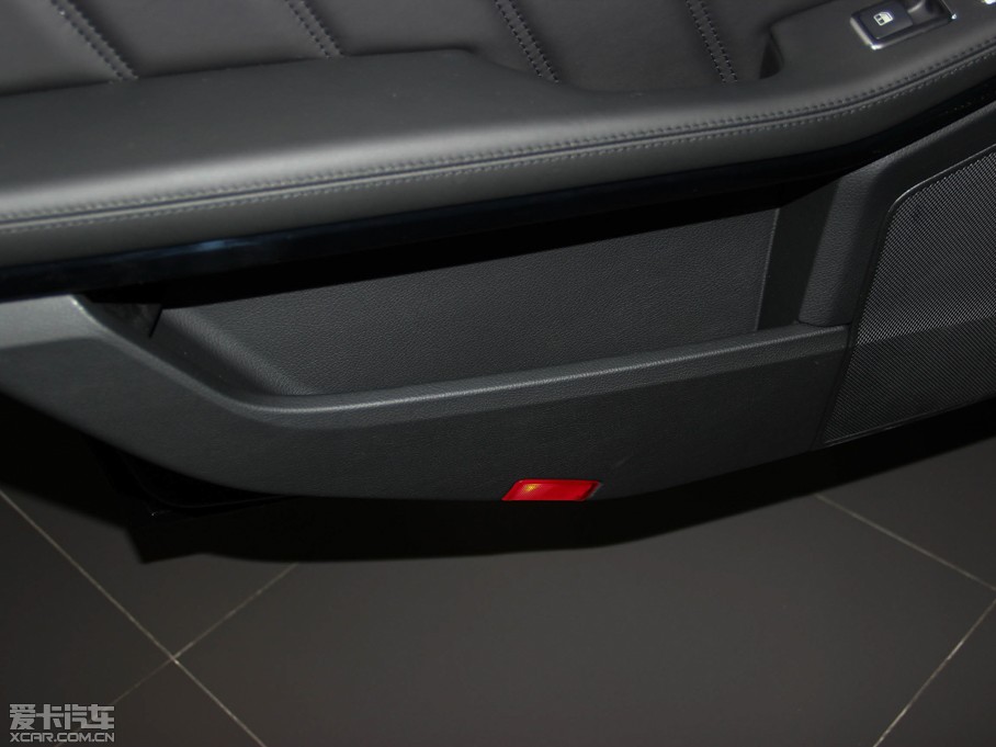 2015��YE�� E 400L 4MATIC �\�Ӻ��A��