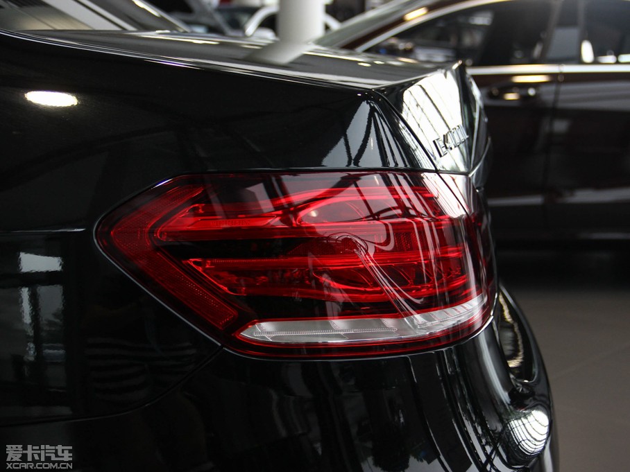 2015��YE�� E 400L 4MATIC �\�Ӻ��A��