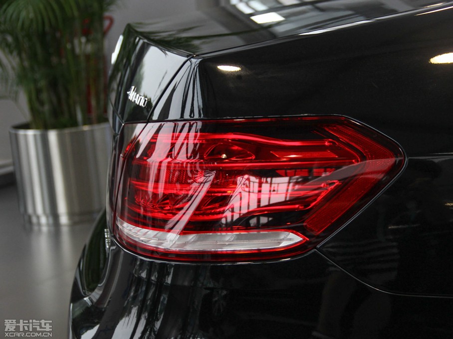 2015��YE�� E 400L 4MATIC �\�Ӻ��A��