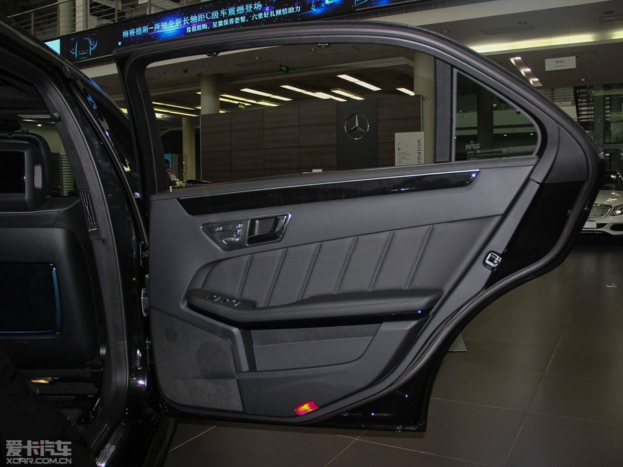 2015��YE�� E 400L 4MATIC �\�Ӻ��A��