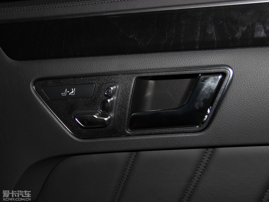 2015��YE�� E 400L 4MATIC �\�Ӻ��A��