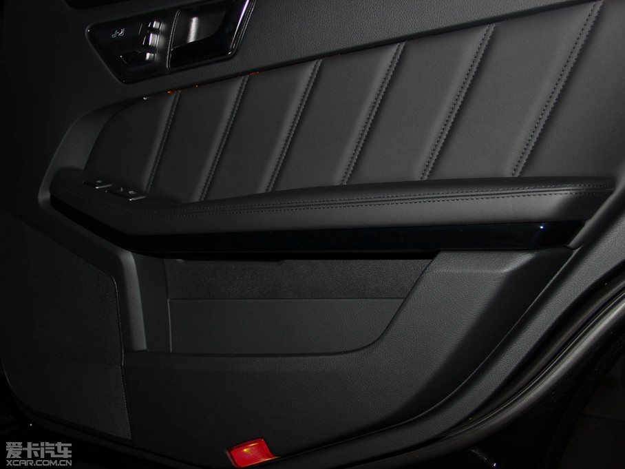 2015��YE�� E 400L 4MATIC �\�Ӻ��A��