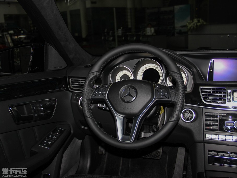 2015��YE�� E 400L 4MATIC �\�Ӻ��A��