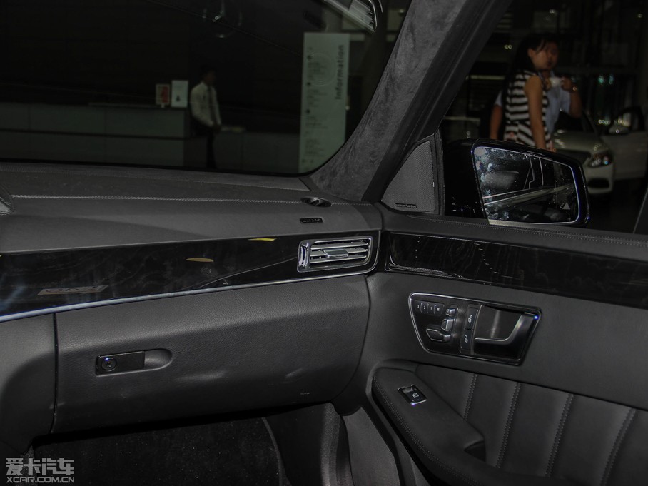 2015��YE�� E 400L 4MATIC �\�Ӻ��A��