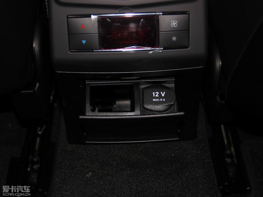 2015��YE�� E 400L 4MATIC �\�Ӻ��A��