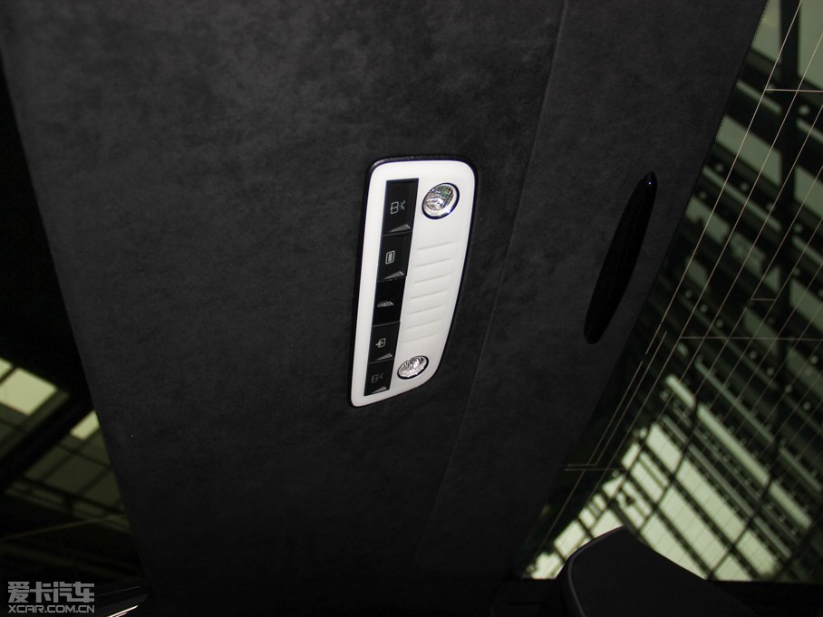 2015��YE�� E 400L 4MATIC �\�Ӻ��A��