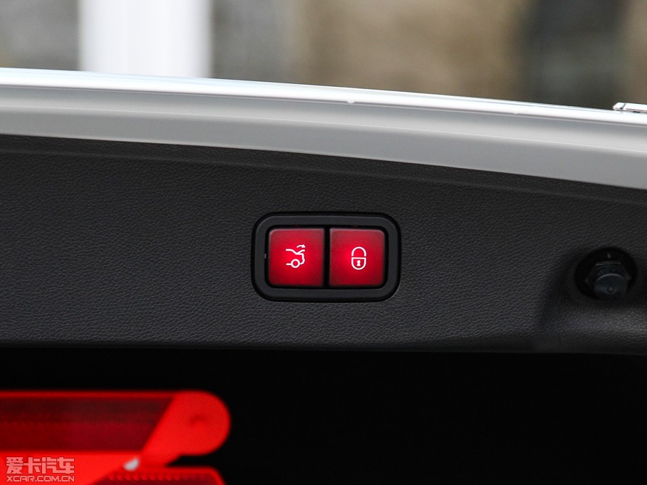 2015��YE�� E 320L �\�Ӻ��A��