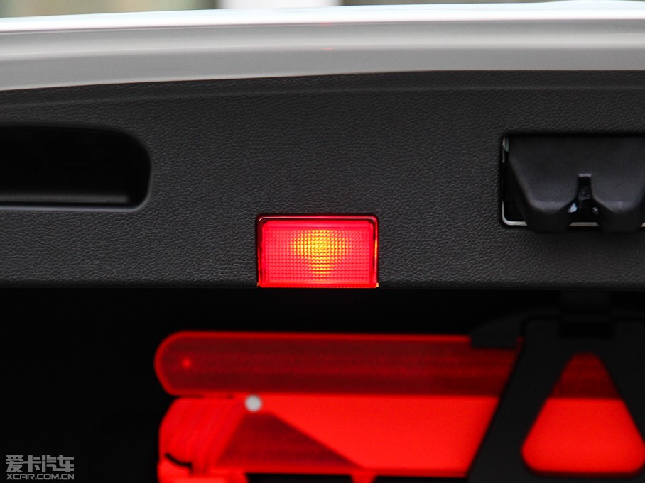 2015��YE�� E 320L �\�Ӻ��A��