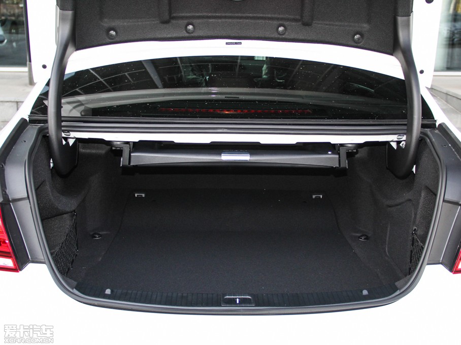 2015��YE�� E 320L �\�Ӻ��A��