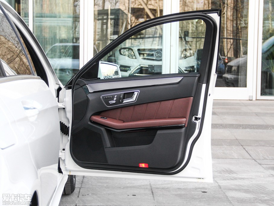 2015��YE�� E 320L �\�Ӻ��A��