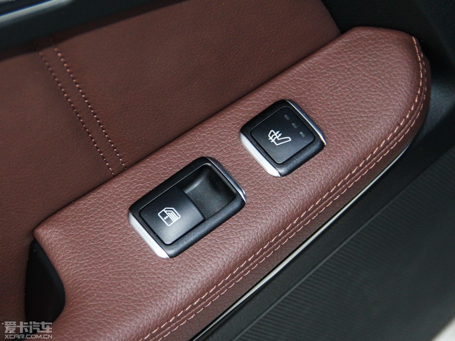 2015��YE�� E 320L �\�Ӻ��A��