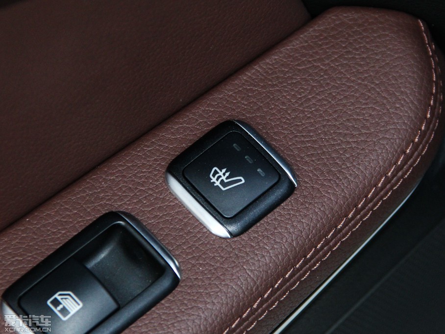 2015��YE�� E 320L �\�Ӻ��A��