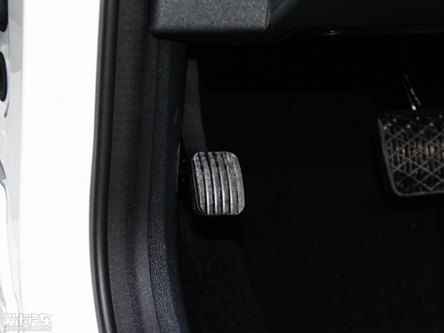 2015��YE�� E 320L �\(y��n)�Ӻ��A��