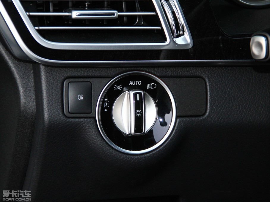 2015��YE�� E 320L �\�Ӻ��A��