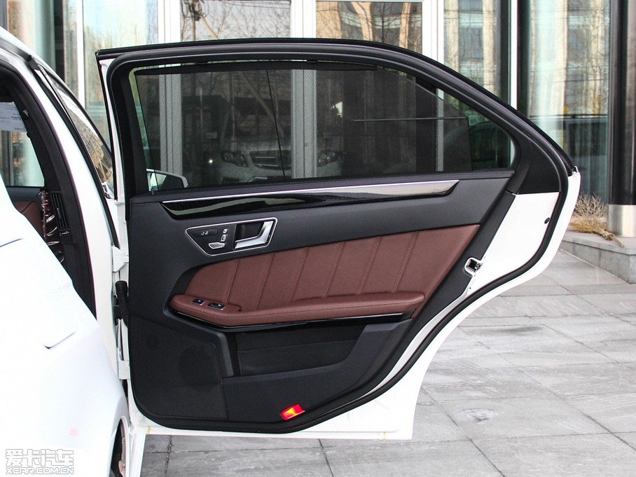 2015��YE�� E 320L �\�Ӻ��A��