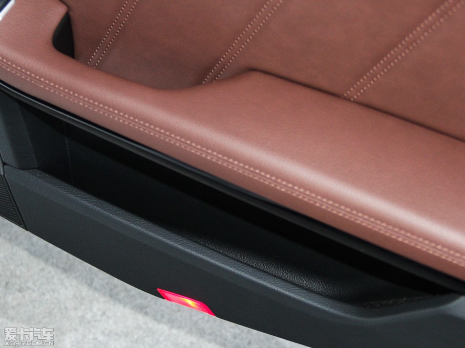 2015��YE�� E 320L �\�Ӻ��A��