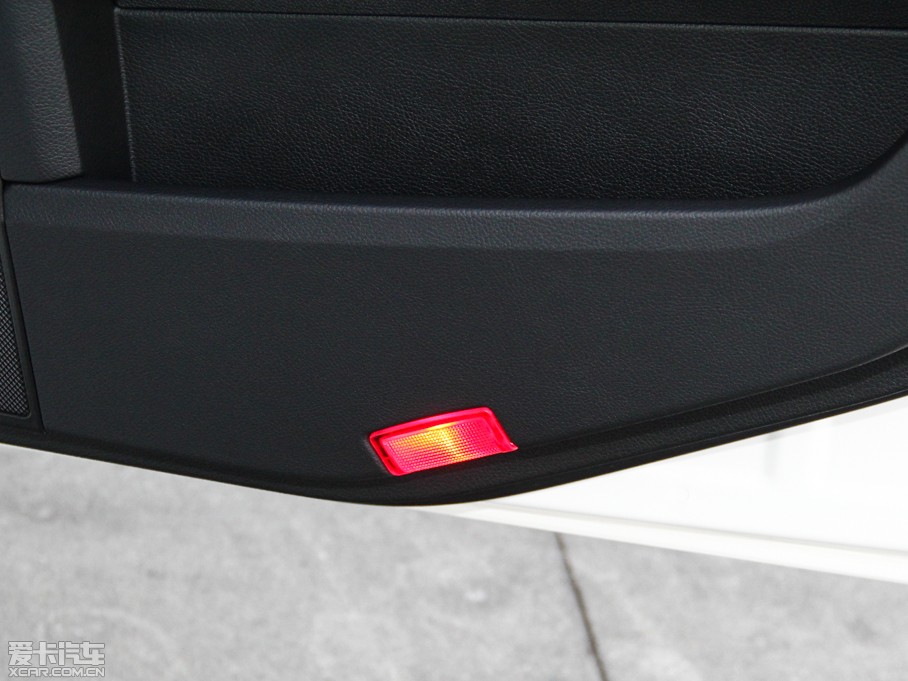 2015��YE�� E 320L �\�Ӻ��A��