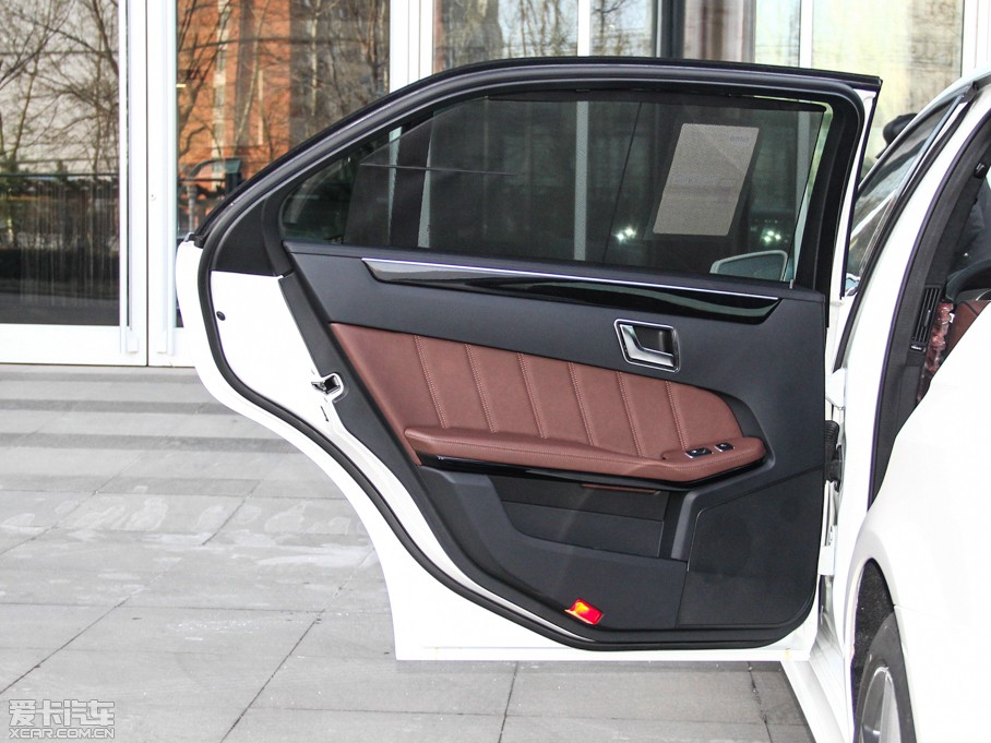 2015��YE�� E 320L �\�Ӻ��A��