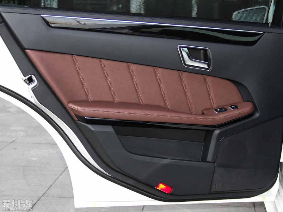 2015��YE�� E 320L �\�Ӻ��A��