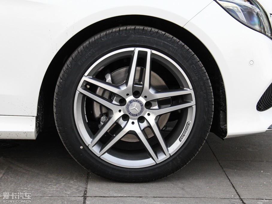 2015��YE�� E 320L �\�Ӻ��A��