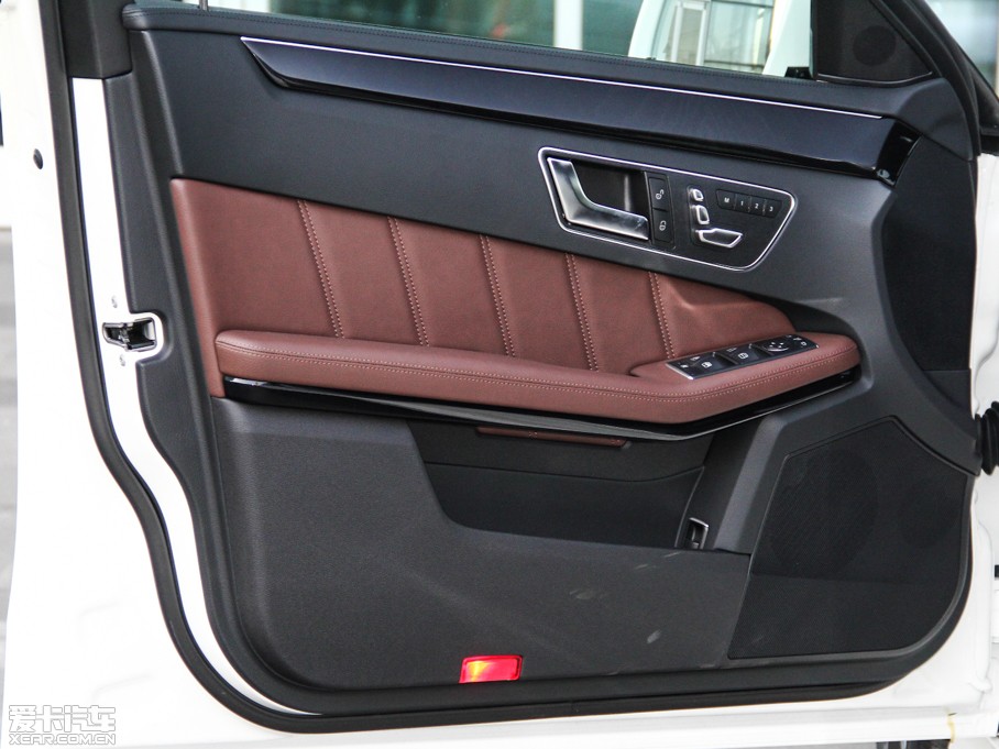 2015��YE�� E 320L �\�Ӻ��A��