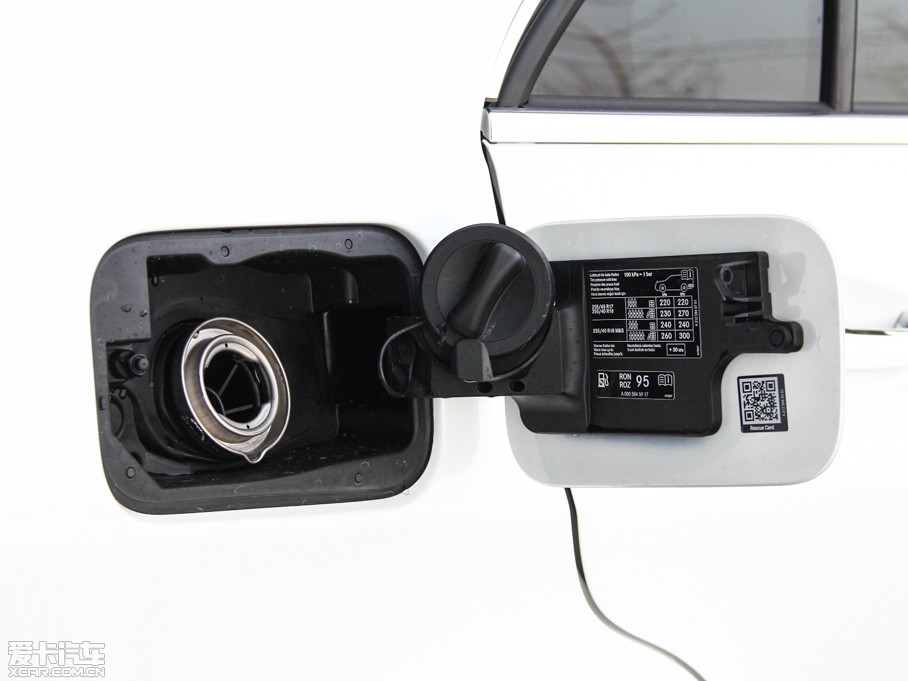 2015��YE�� E 320L �\�Ӻ��A��