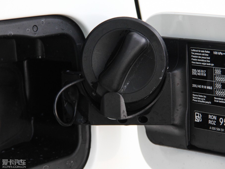 2015��YE�� E 320L �\�Ӻ��A��