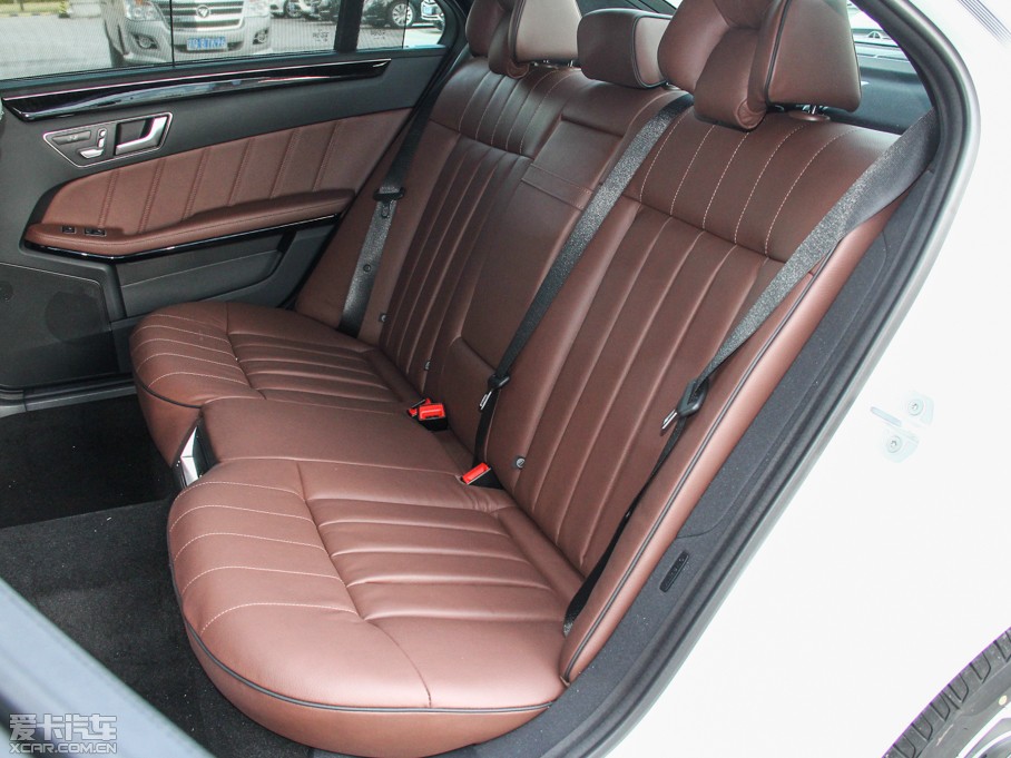 2015��YE�� E 320L �\�Ӻ��A��