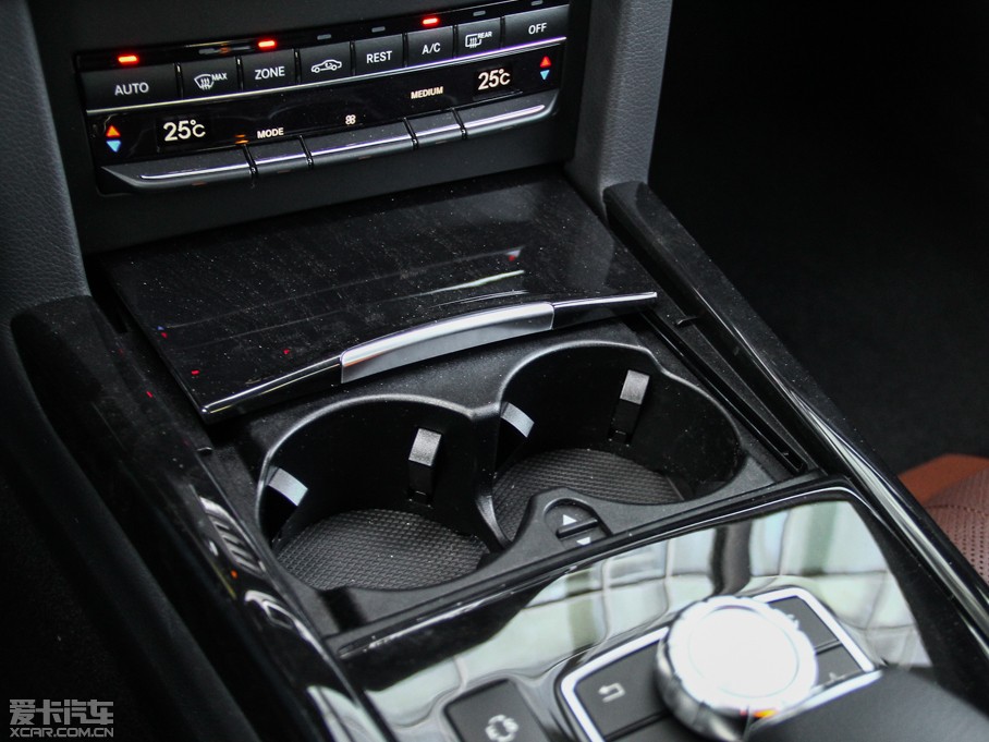 2015��YE�� E 320L �\�Ӻ��A��