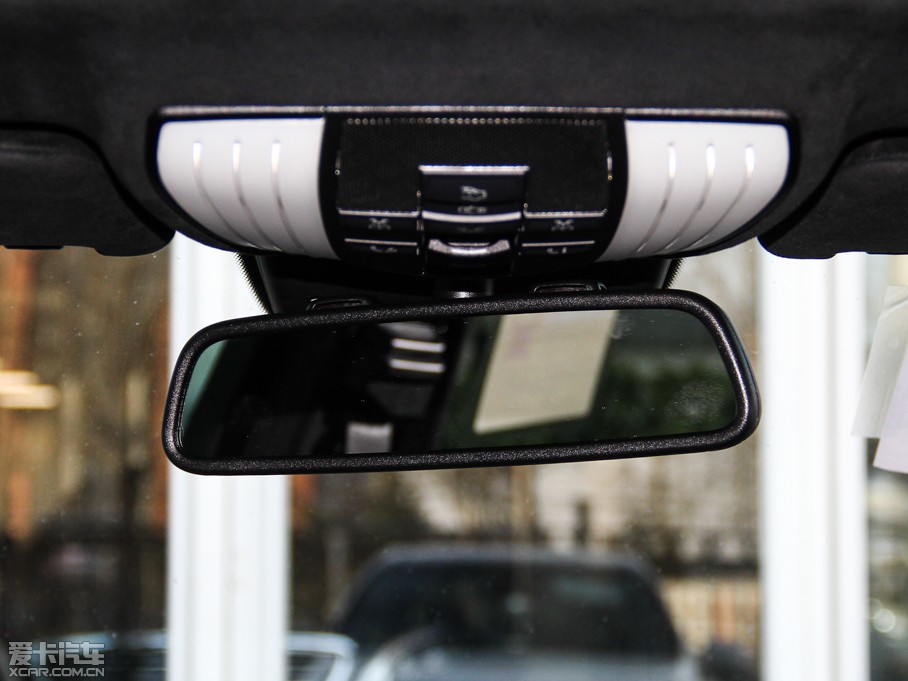 2015��YE�� E 320L �\�Ӻ��A��