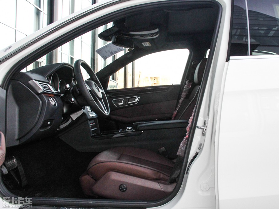 2015��YE�� E 320L �\�Ӻ��A��