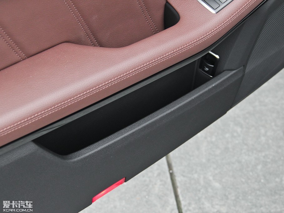 2015��YE�� E 320L �\�Ӻ��A��