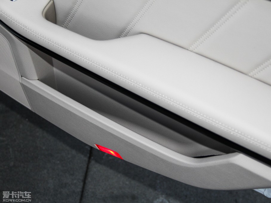 2015��YE�� E 320L �\����