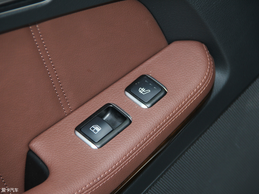 2015YE E 320L 4MATIC A