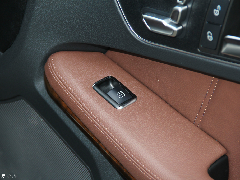 2015YE E 320L 4MATIC A