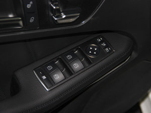 2015款E 320L 主驾车窗控制区	