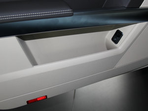 2015款极致版 GLK 300 4MATIC 时尚型 前门储物空间