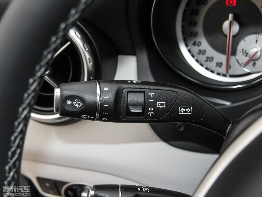 2015YGLA GLA 220 4MATIC r(sh)