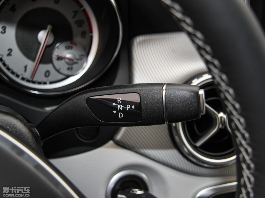 2015YGLA GLA 220 4MATIC r