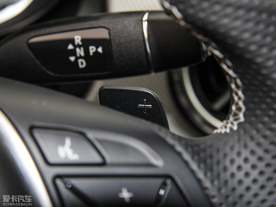 2015YGLA GLA 220 4MATIC r