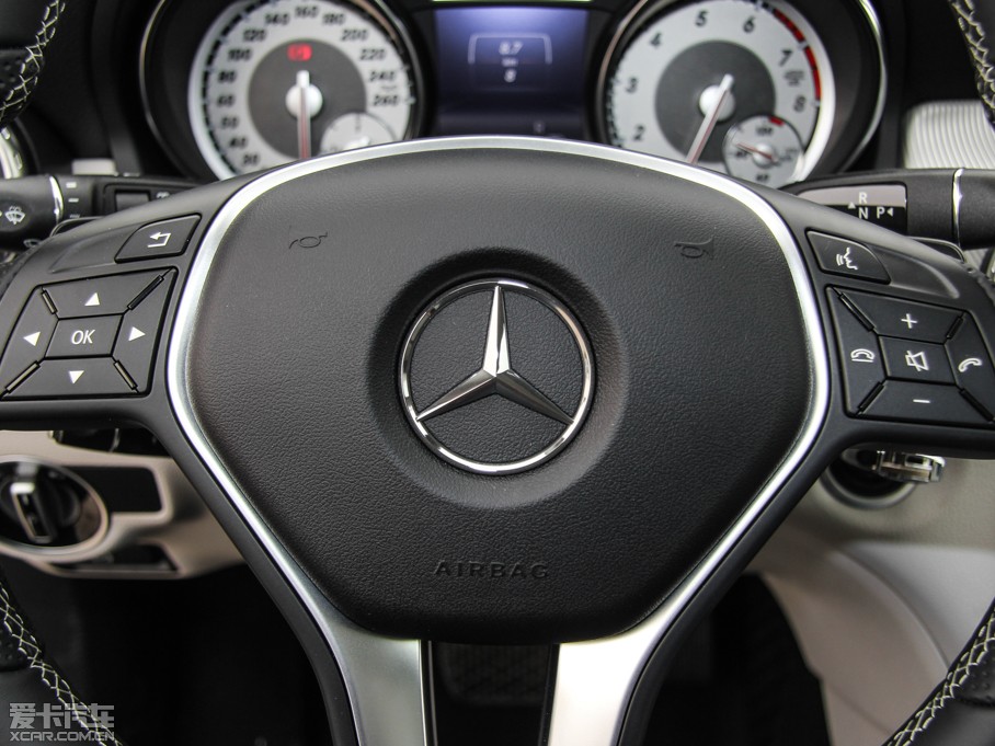 2015YGLA GLA 220 4MATIC r