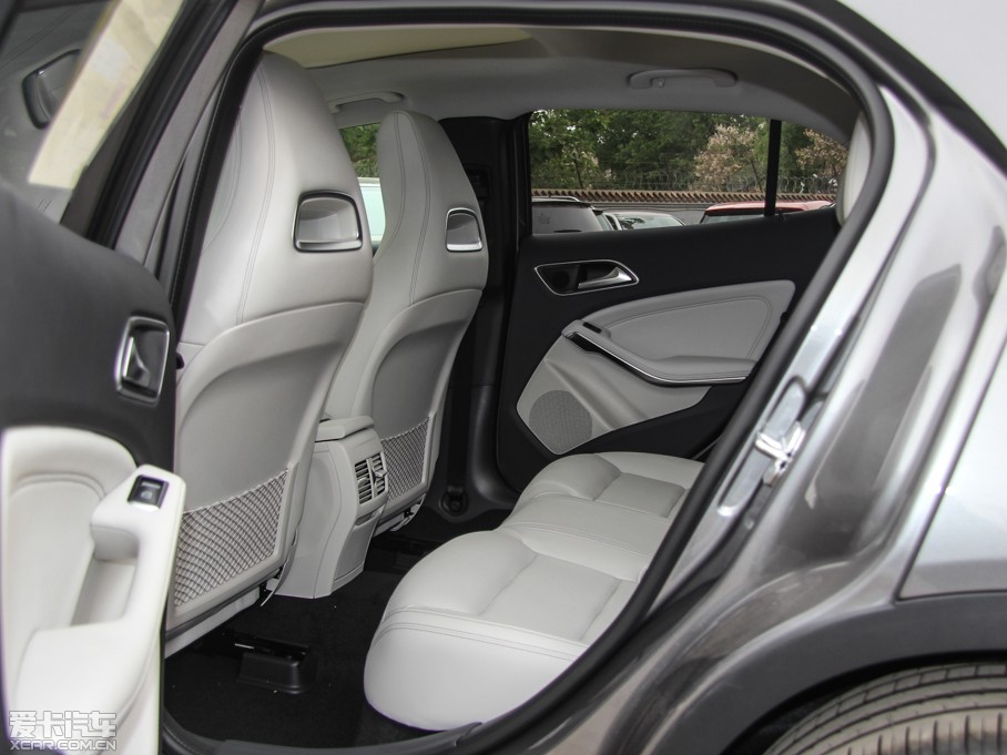 2015YGLA GLA 220 4MATIC r