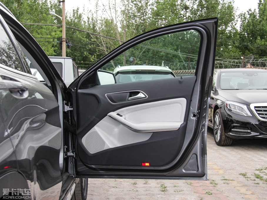 2015YGLA GLA 220 4MATIC r