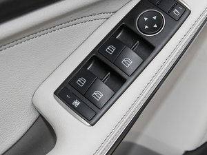 2015款GLA 220 4MATIC 时尚型 主驾车窗控制区	
