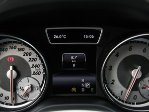 2015GLA 220 4MATIC r п؅^