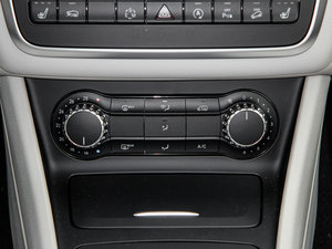 2015GLA 220 4MATIC r {{