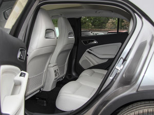 2015款GLA 220 4MATIC 时尚型 后排空间