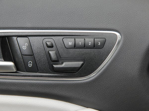 2015GLA 220 4MATIC r {{