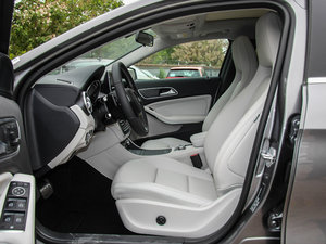 2015款GLA 220 4MATIC 时尚型 前排空间